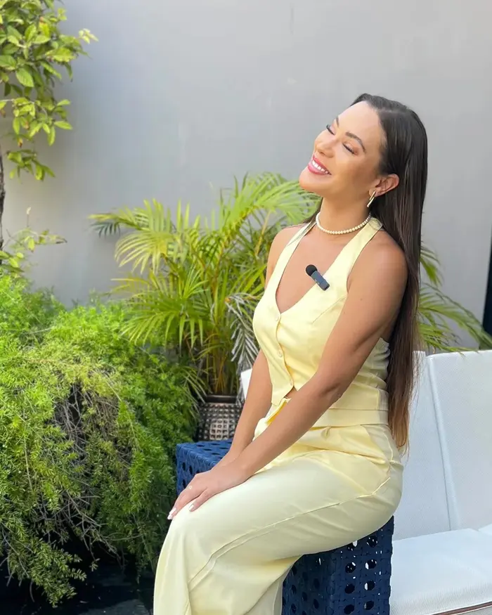 Retrato da Dra. Ana Karla Thomaz, sorrindo em ambiente externo, foto editorial
