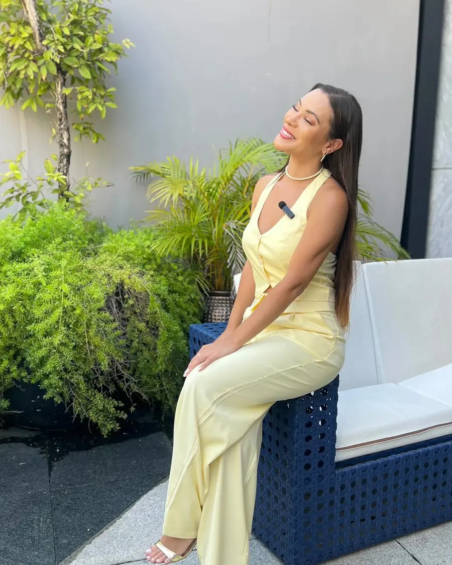Retrato da Dra. Ana Karla Thomaz, sorrindo em ambiente externo iluminado